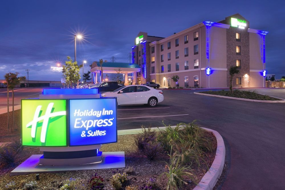 Holiday Inn Express & Suites BAKERSFIELD AIRPORT by IHG 1