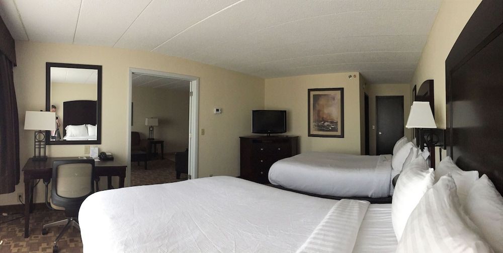 Holiday Inn & Suites CHARLESTON WEST by IHG 2