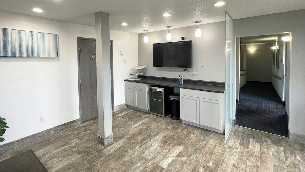 Magnuson Hotel Fort Wayne North – Coliseum 2
