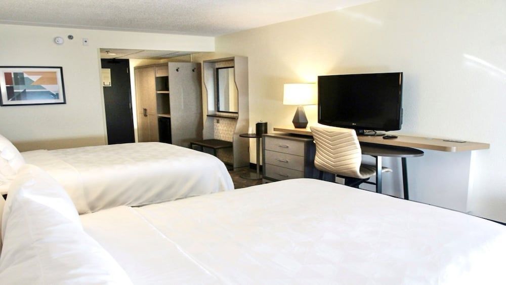 Holiday Inn & Suites OVERLAND PARK-CONV CTR by IHG 2