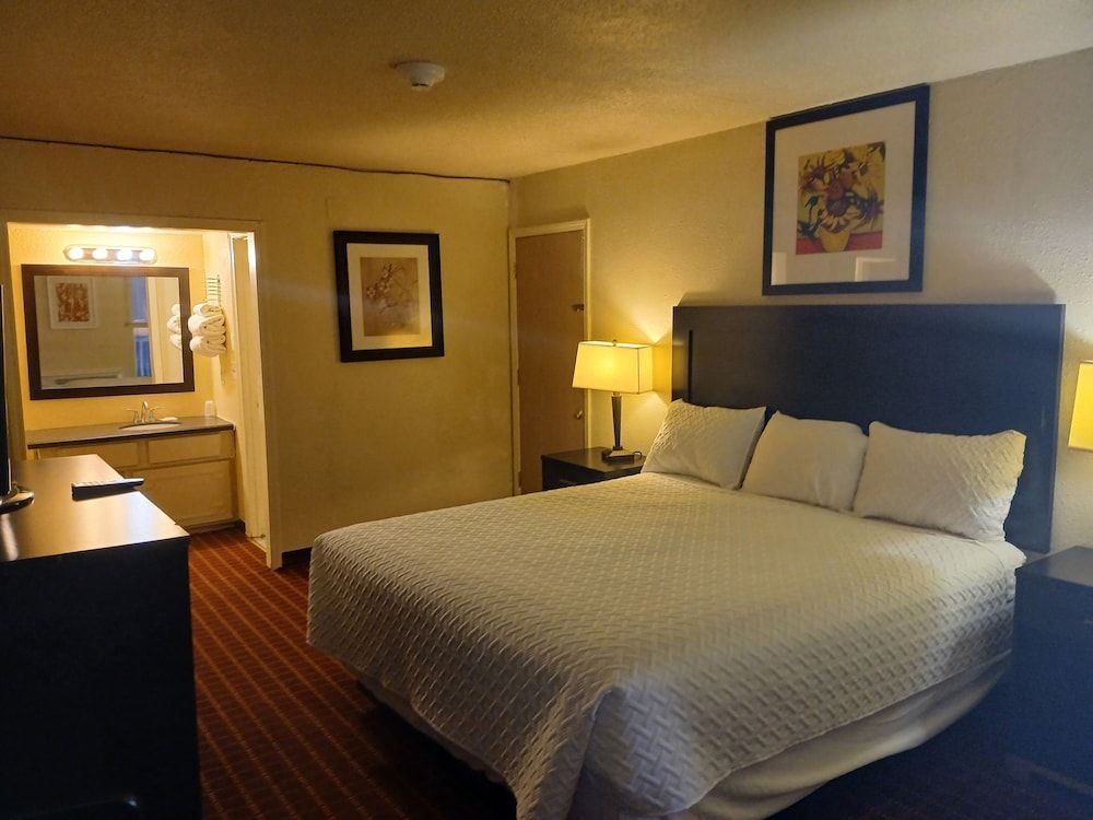 Xpress Inn & Suites 1