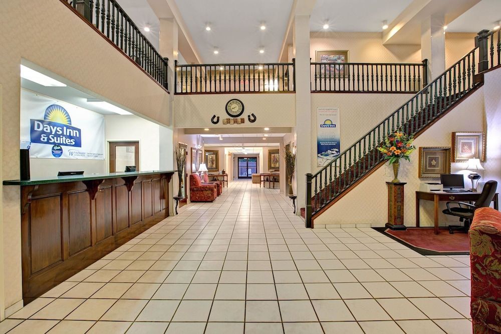 Days Inn & Suites by Wyndham Hickory 2