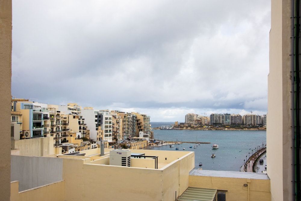 Chic 1BR Retreat in St Julian's by Holi 1