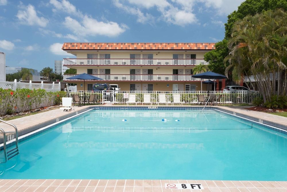 Baymont by Wyndham Sarasota 1