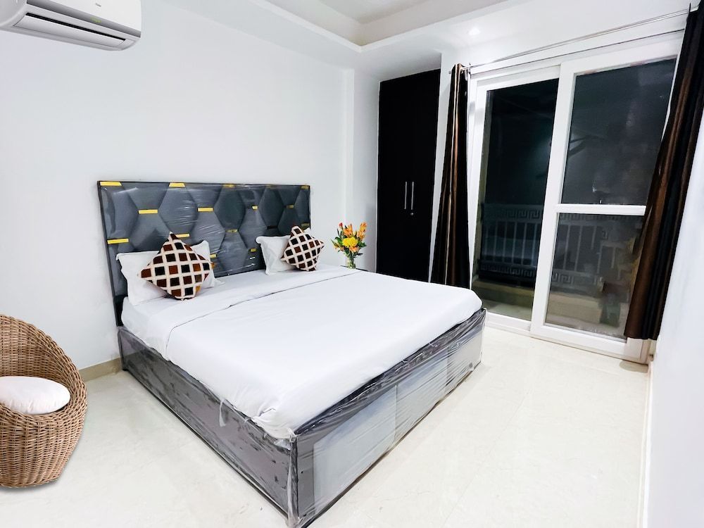 Roomshala Hotel Seven Near Aims 1