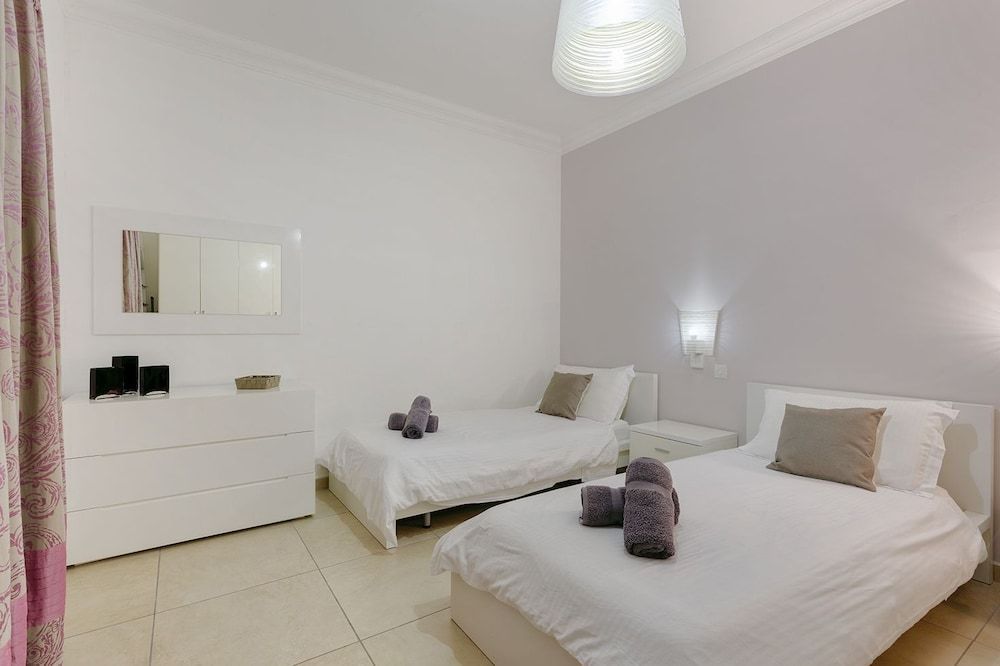 Luxury Apt with side Seaviews and Pool, Best Location by Buena Vista 2
