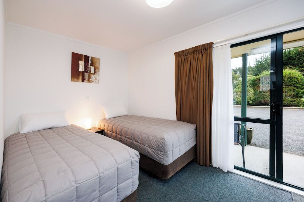 Celtic Motel 2