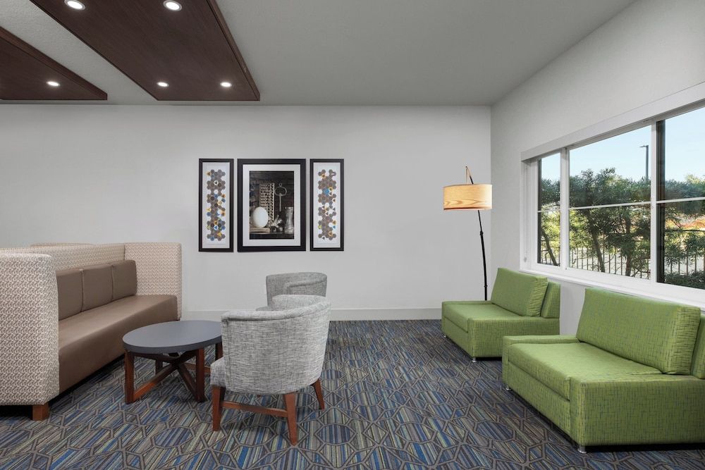 Holiday Inn Express & Suites MARINA - STATE BEACH AREA by IHG 2