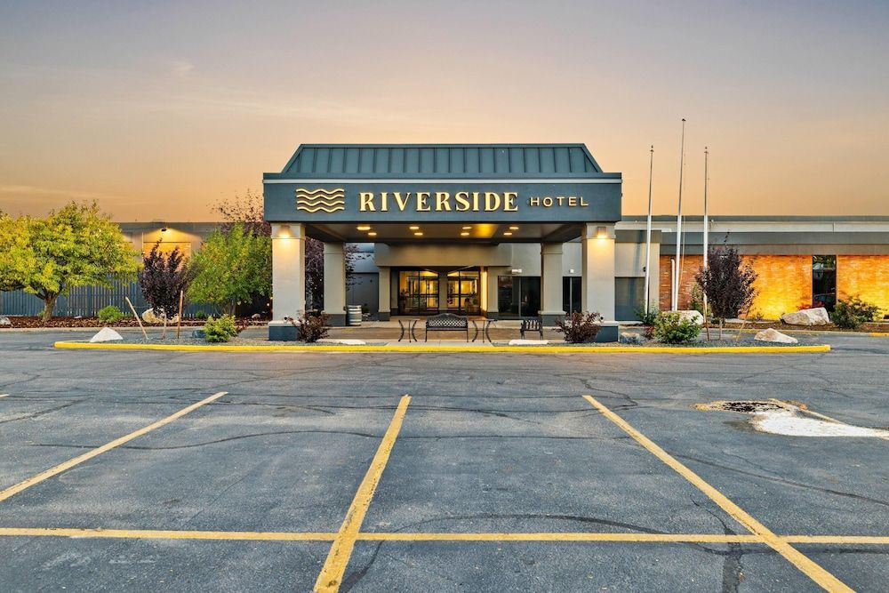 Riverside Hotel & Conference Center 1
