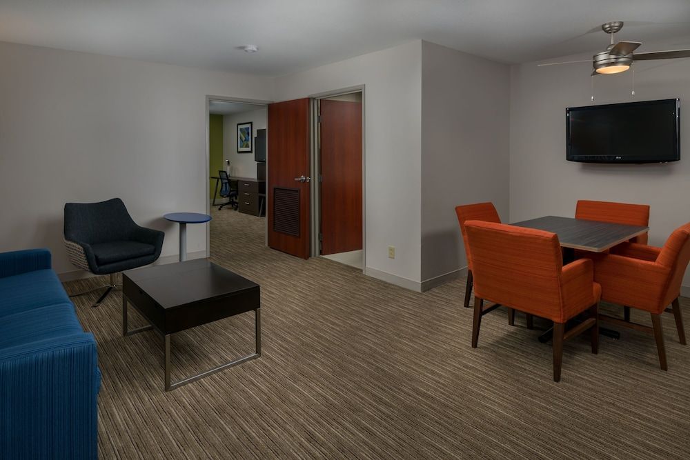 Holiday Inn Express & Suites LAWRENCE by IHG 2