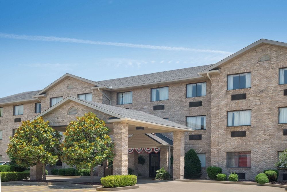 Ramada by Wyndham Catlettsburg Ashland 1