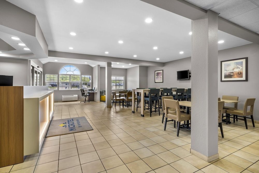 Microtel Inn & Suites by Wyndham Prairie du Chien 2