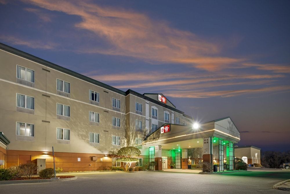 Best Western Plus Pembina Inn & Suites 1