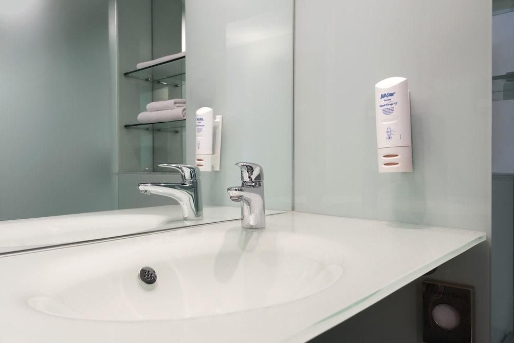 Ramada Encore by Wyndham Doncaster Airport 2