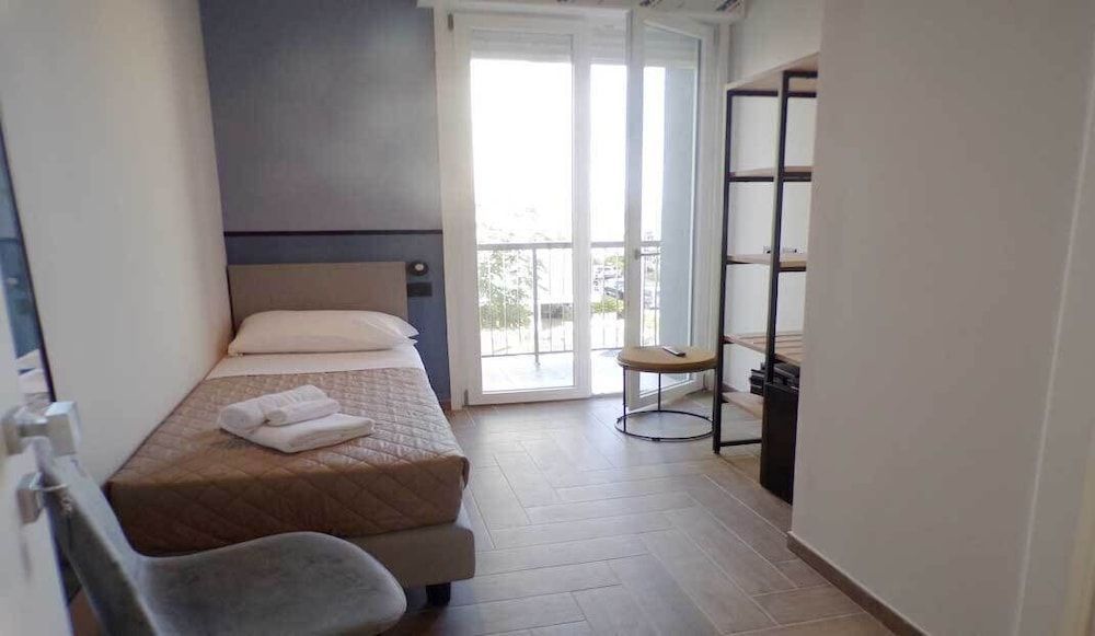 Global Hotel 1