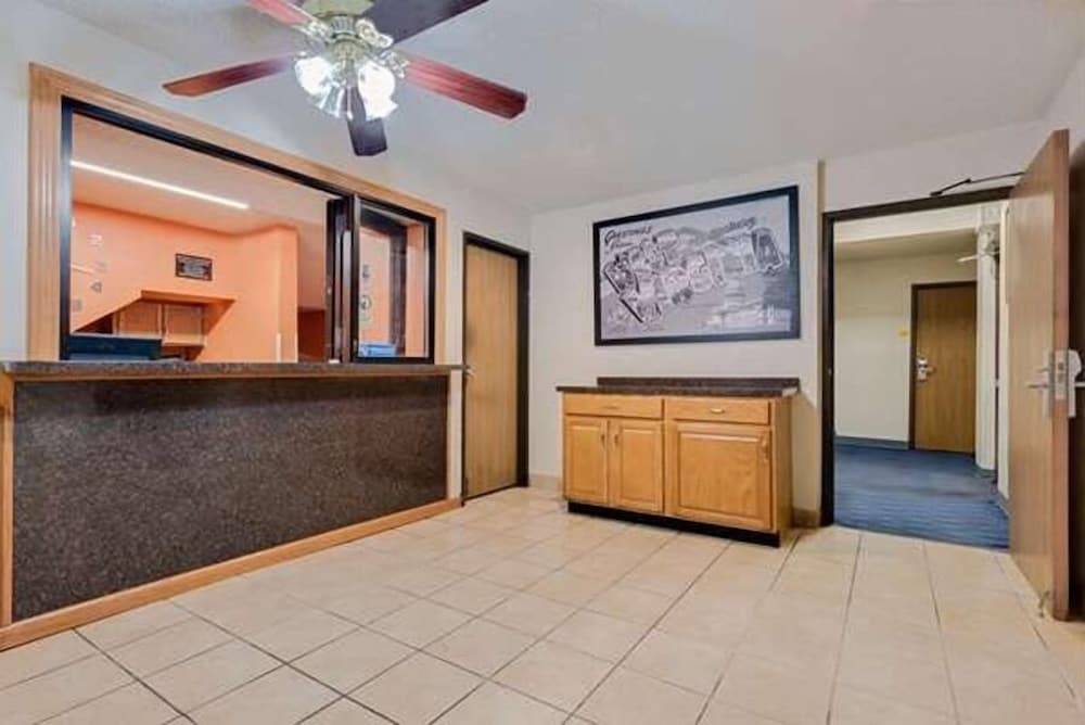 Hillside Inn & Suite 2