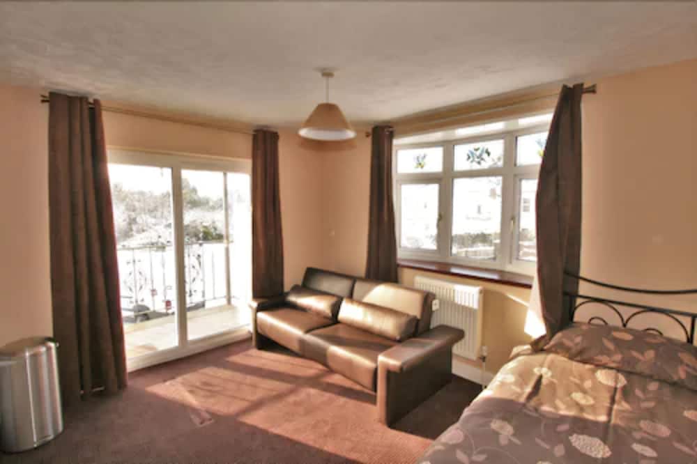 Central Studios Gloucester Road by RoomsBooked - Free Parking 1