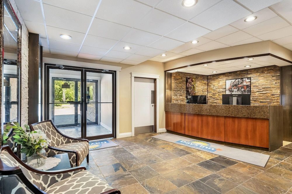 Days Inn by Wyndham Sylvan Lake 2