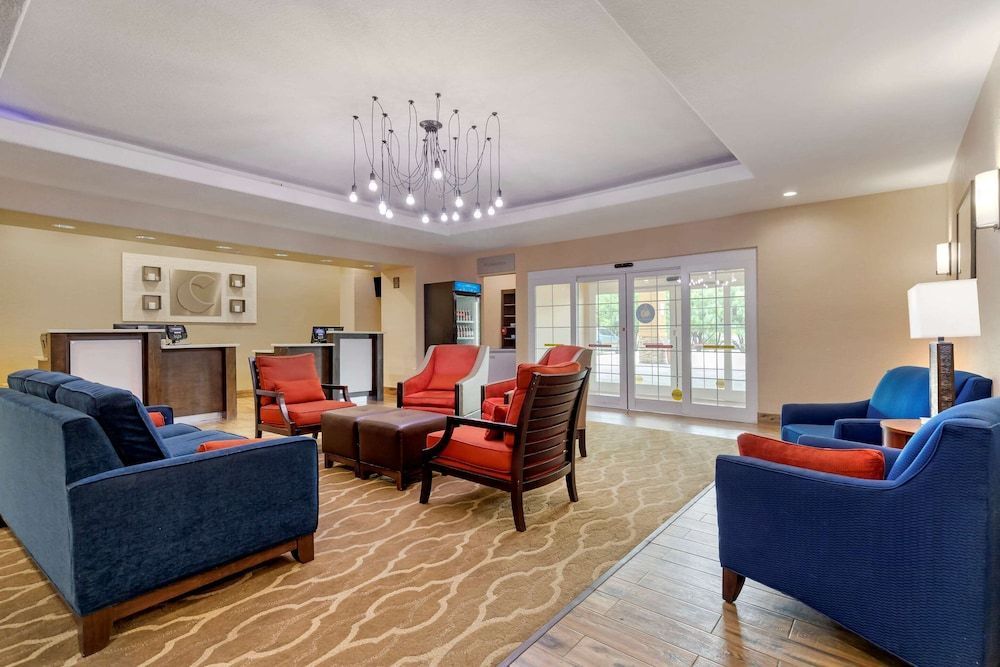 Comfort Inn & Suites Near Six Flags & Medical Center 2