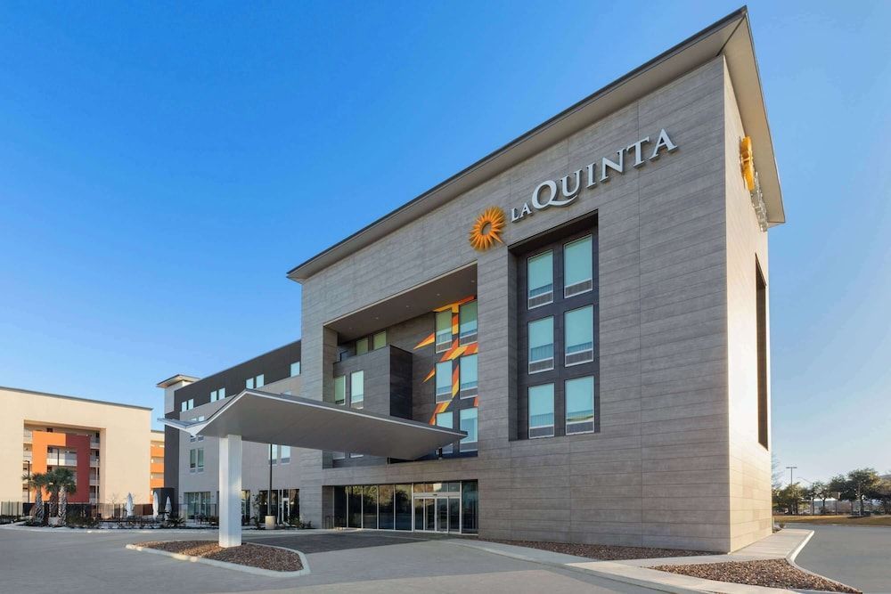 La Quinta Inn & Suites by Wyndham San Antonio at the RIM 1