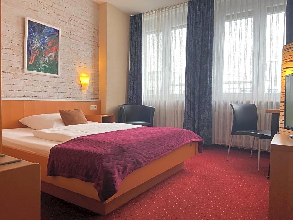 Hotel Stadt Hamburg am Fluss Saarbrücken by Klassen Stay 1