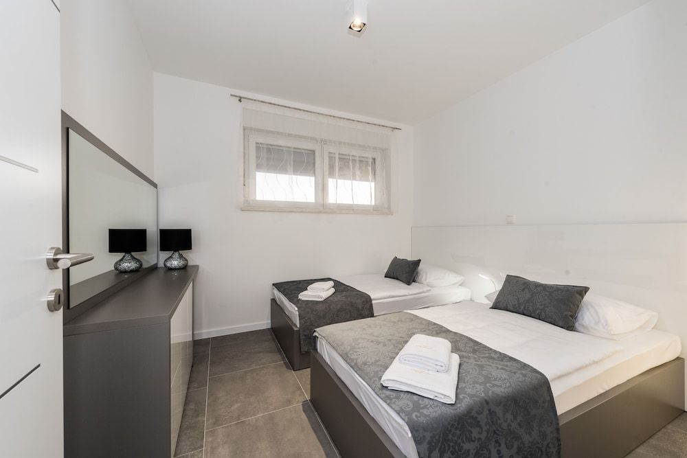 Villa Magnifica apartments with pool 2