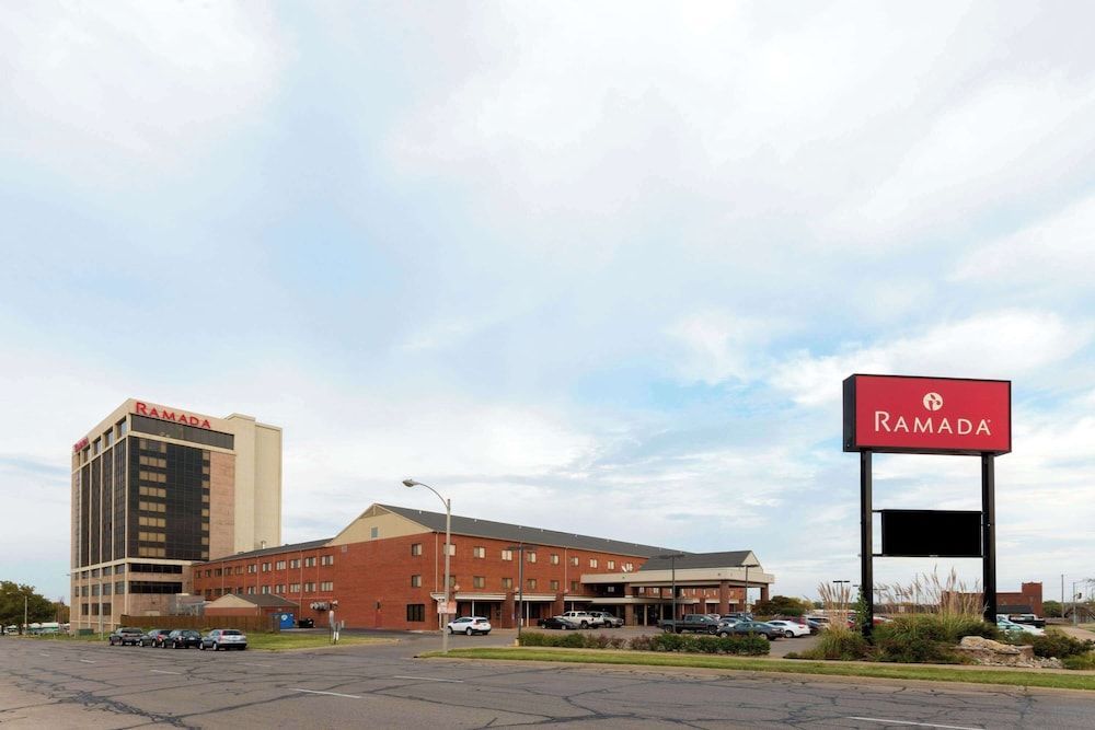 Ramada by Wyndham Topeka Downtown Hotel & Convention Center 1