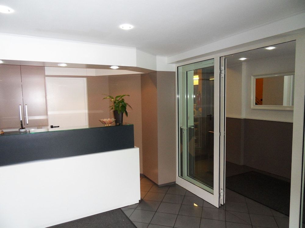 Carlton Hotel 2