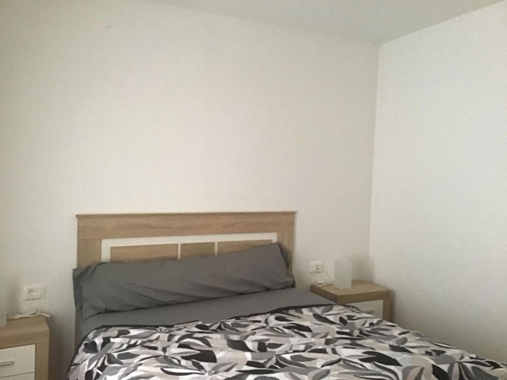 Luxury Villa - Sleeps 4, Hottub Jacuzzi & Parking 2