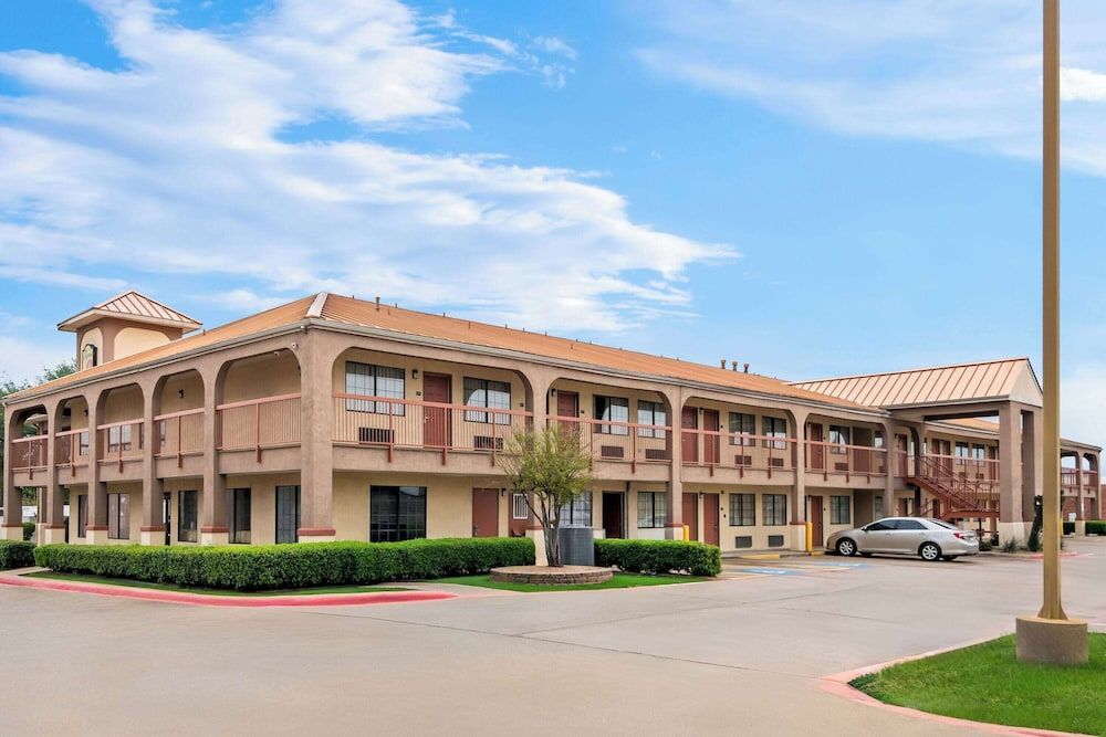 Super 8 by Wyndham Grand Prairie Southwest 1