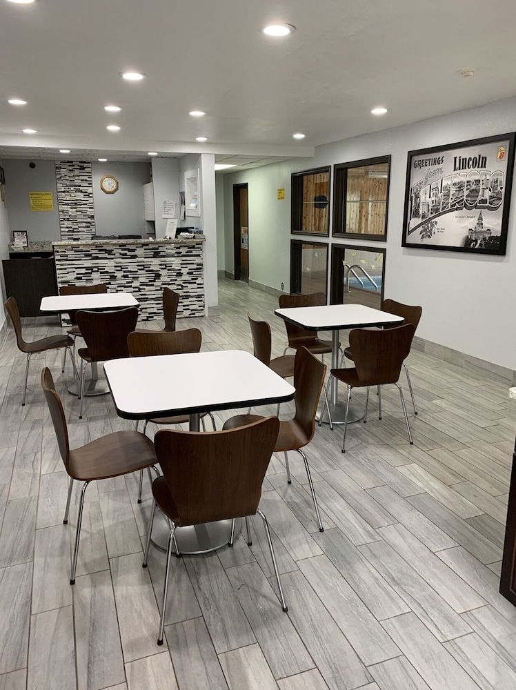 Super 8 by Wyndham Lincoln 2