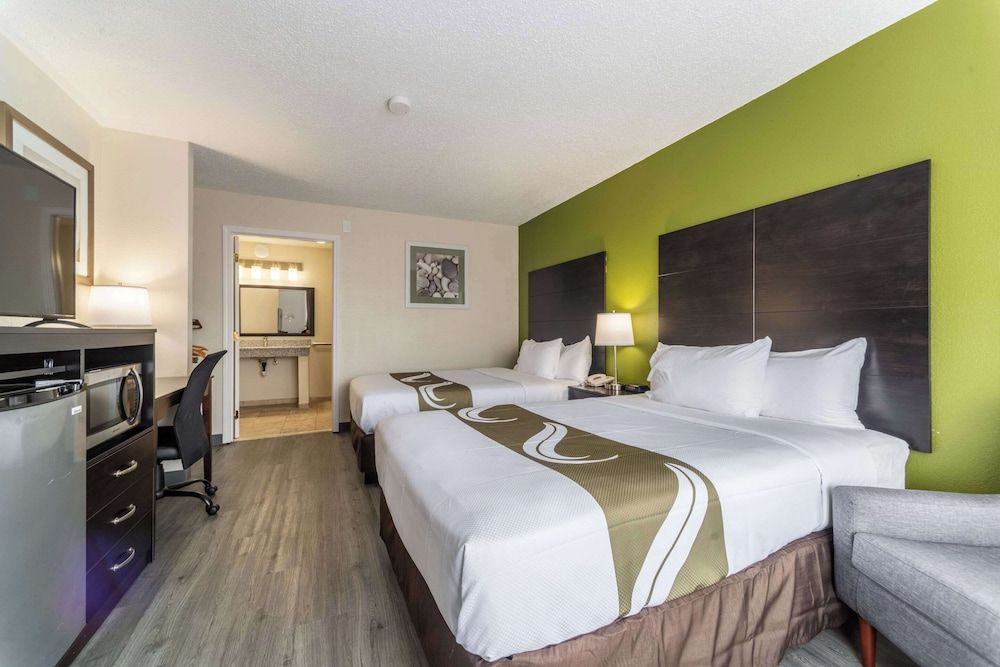 Quality Inn & Suites Vandalia near I-70 and Hwy 51 1