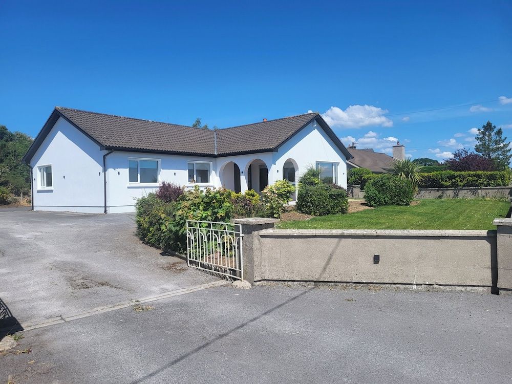 Luxurious 4-Bed House in Tipperary Town 1
