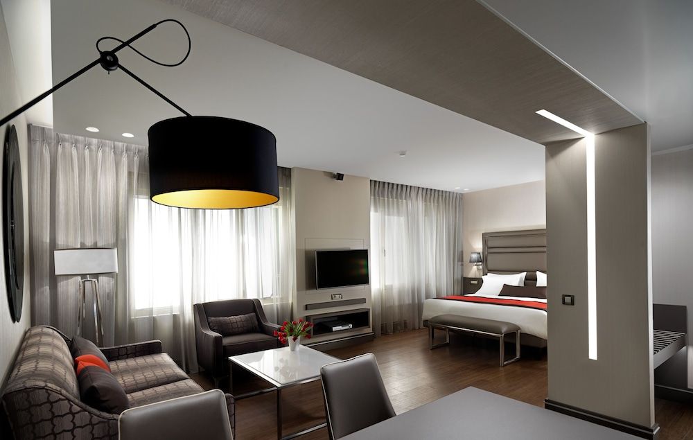 Holiday Suites 1
