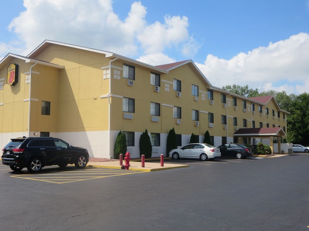Super 8 by Wyndham Mundelein/Libertyville Area 1