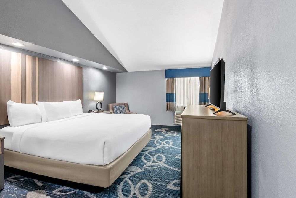 Quality Inn Shawnee North I-40 1