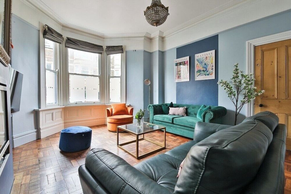 4 Bed House with Pool Table & Parking 1
