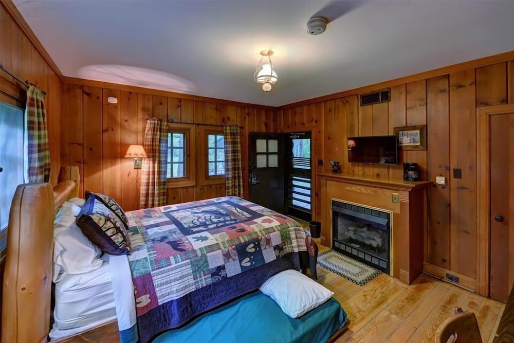 White Pines Lodge 1