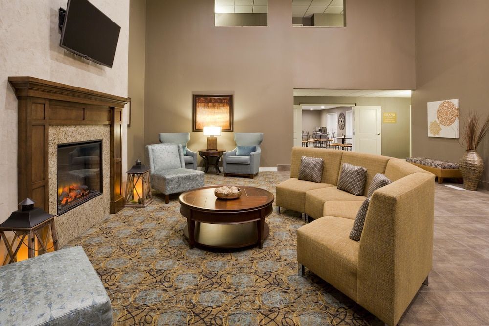 GrandStay Delano 2