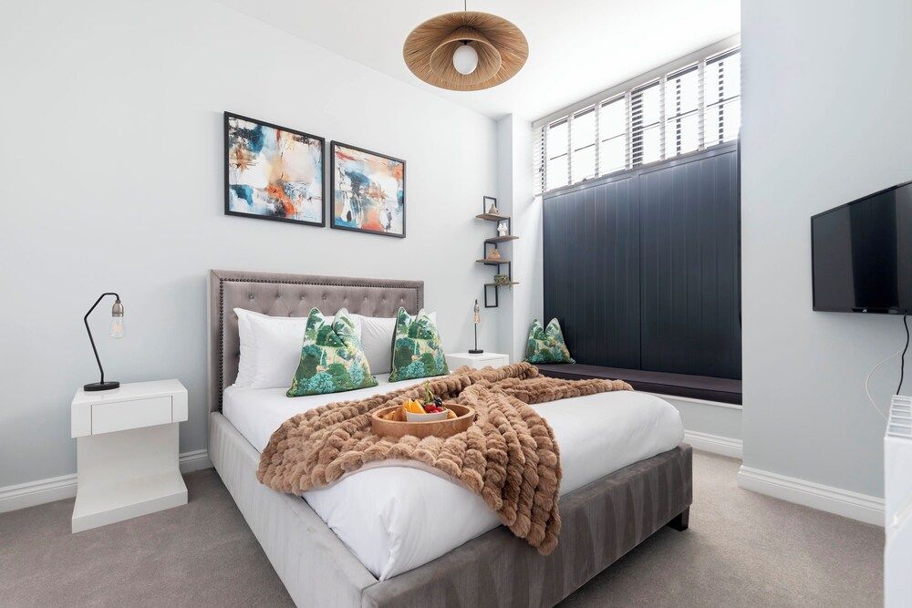 Elliot Oliver - Stylish 2 Bedroom Town Centre Apartment 1
