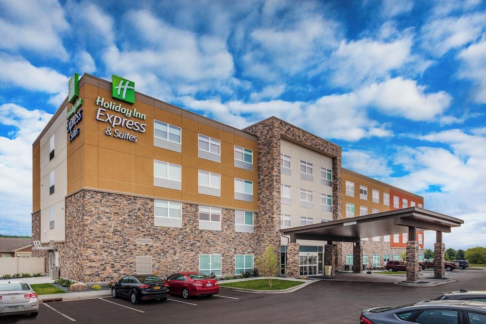 Holiday Inn Express & Suites RICE LAKE by IHG 1