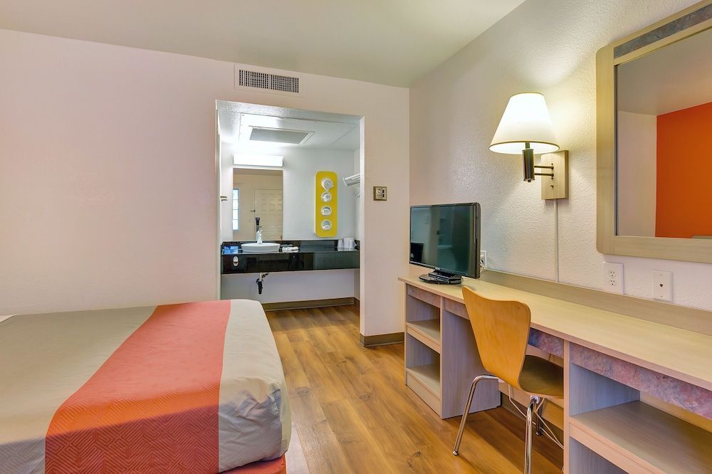Super 8 by Wyndham Santa Rosa North 2