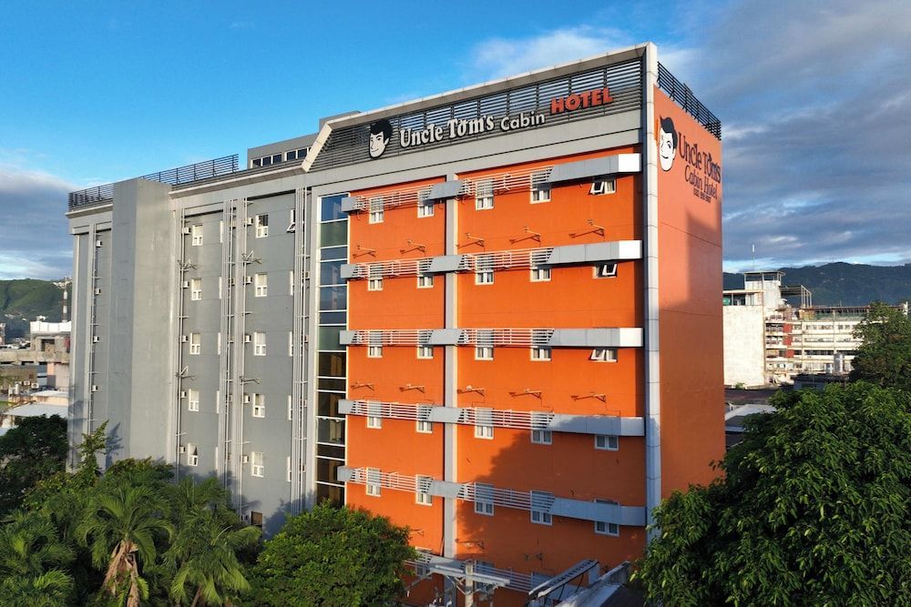 Tom's Cabin Hotel 1