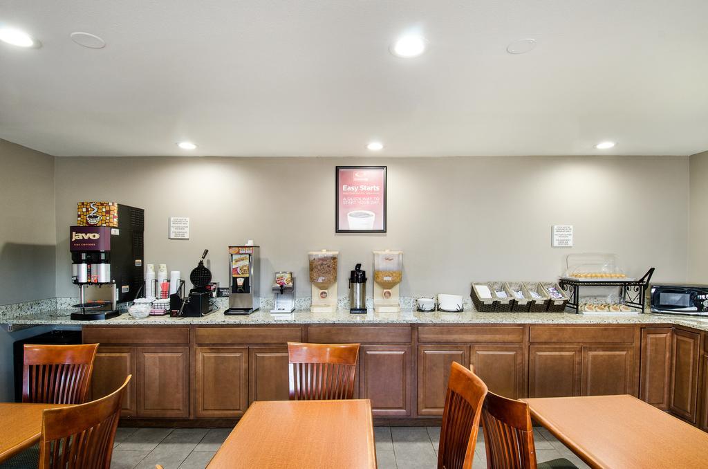 Econo Lodge Inn & Suites West of Boston 2