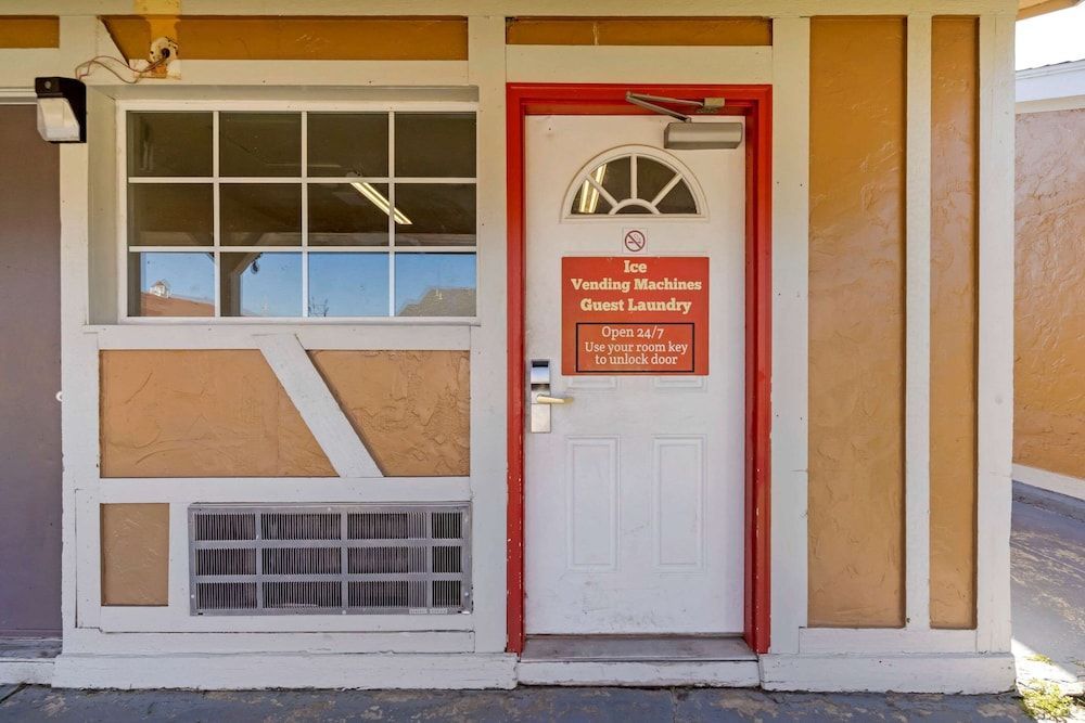 Econo Lodge Pryor 1