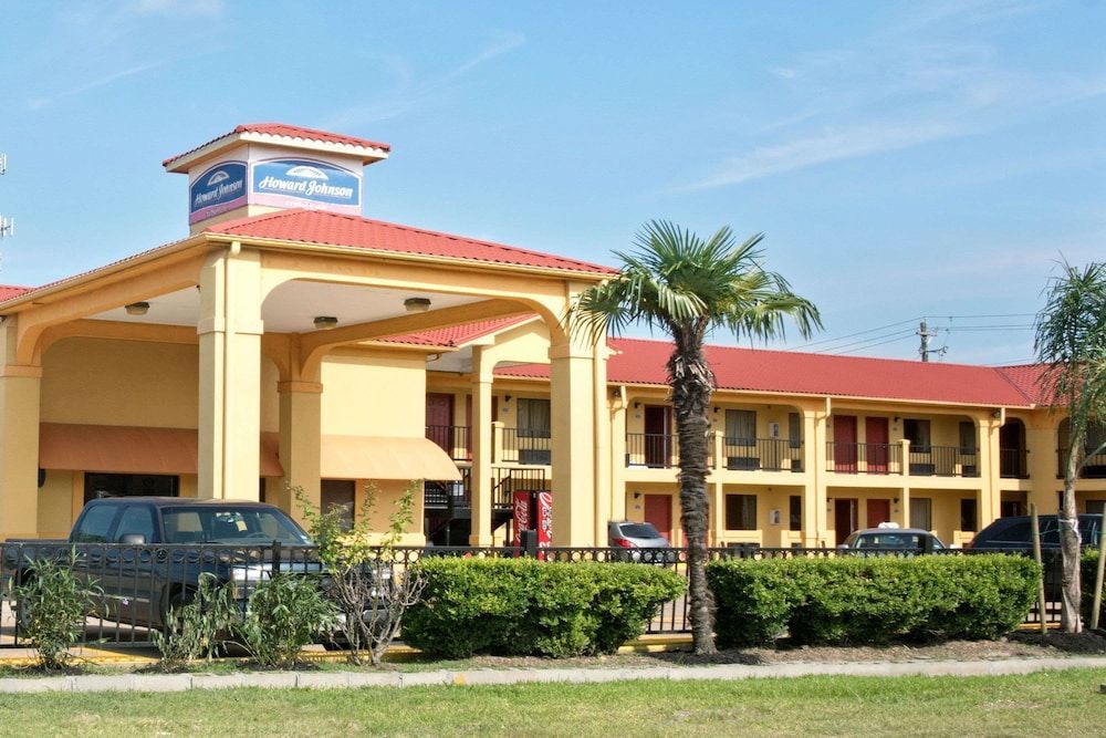 Howard Johnson by Wyndham Houston Heights Downtown 1