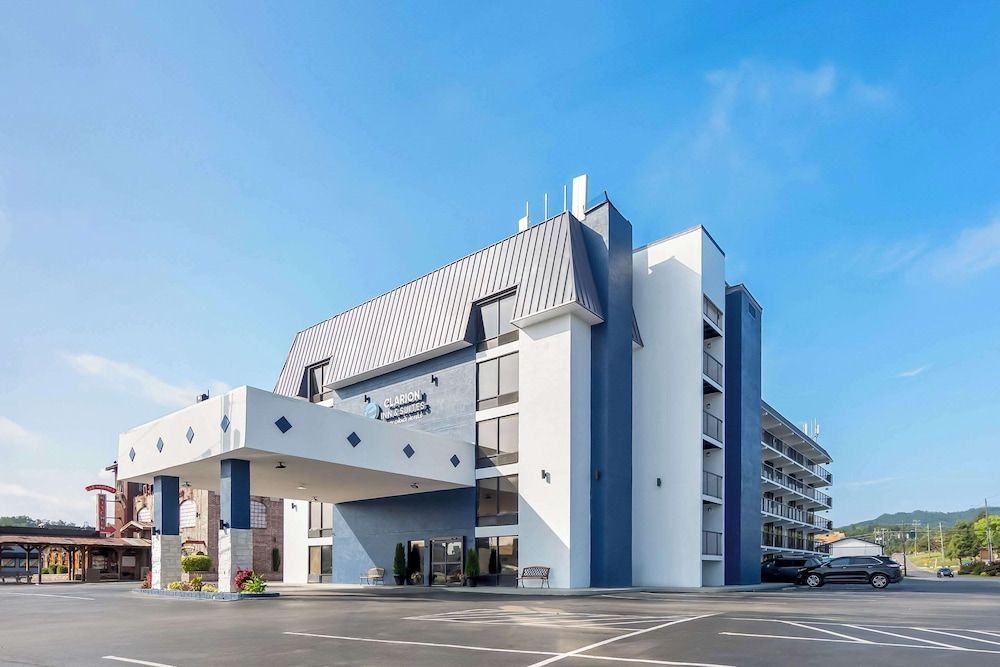 Clarion Inn & Suites near the Leconte Center Pigeon Forge 1