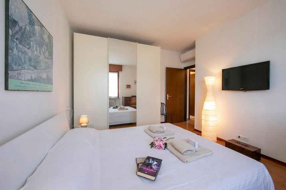Casa di Paola: Lake-View Balcony Apartment in Peschiera - Happy Rentals 2