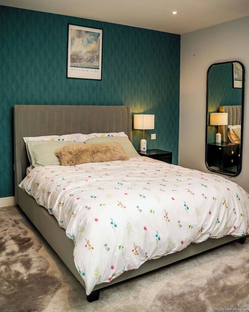 Luxurious 3-bedroom Apartment With Private Indoor Pool in London 2