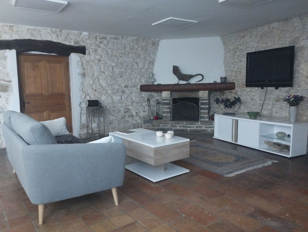 Logis Hotel Restaurant L'Esquielle 2